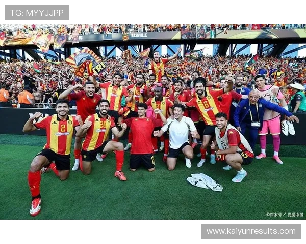 世界杯激情燃爆全球赛场，球迷欢聚见证历史时刻